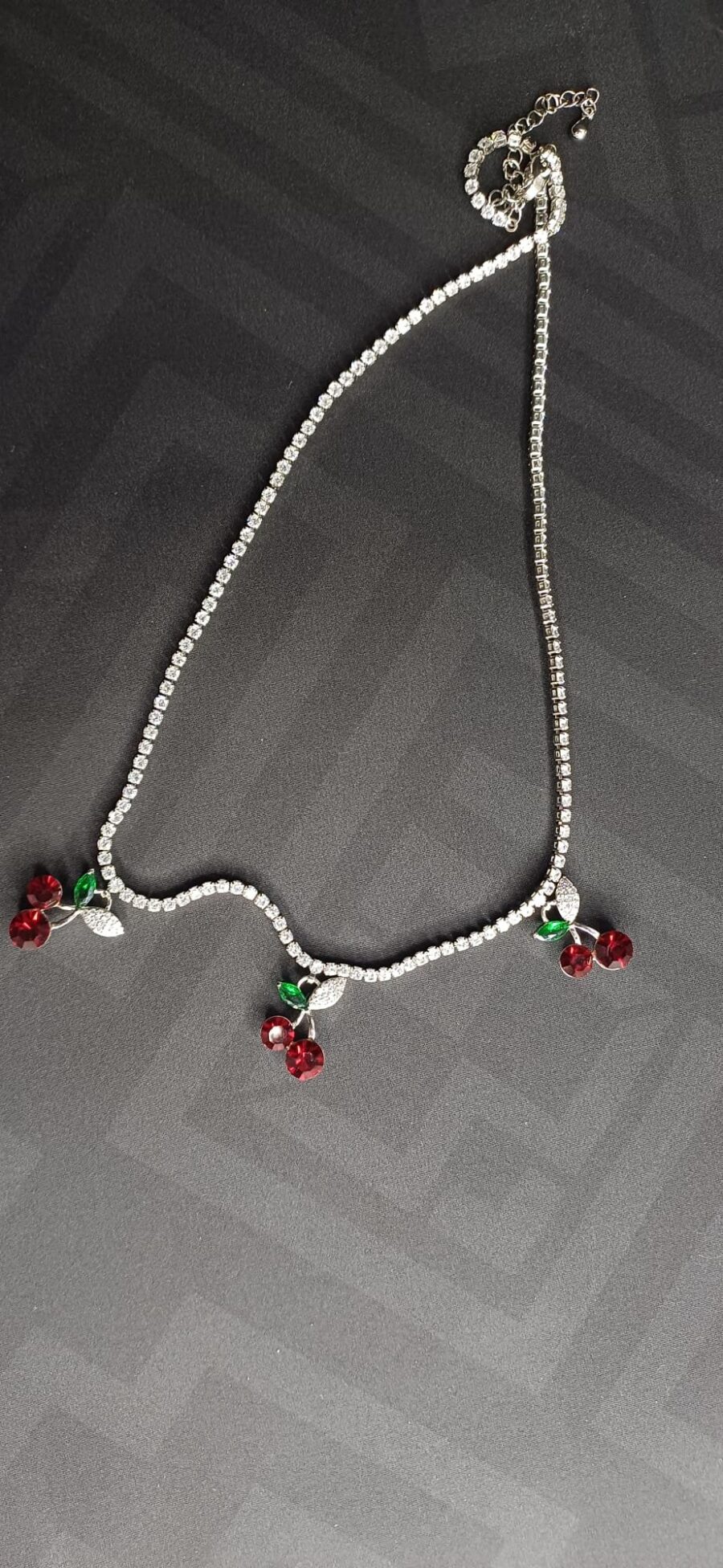 Collana color argento con swarovski e ciondoli a forma di ciliegia.