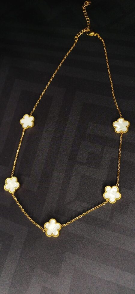 Collana color oro con ciondoli floreali bianco lucido, chiusura regolabile