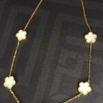 Collana color oro con ciondoli floreali bianco lucido, chiusura regolabile - immagine 3