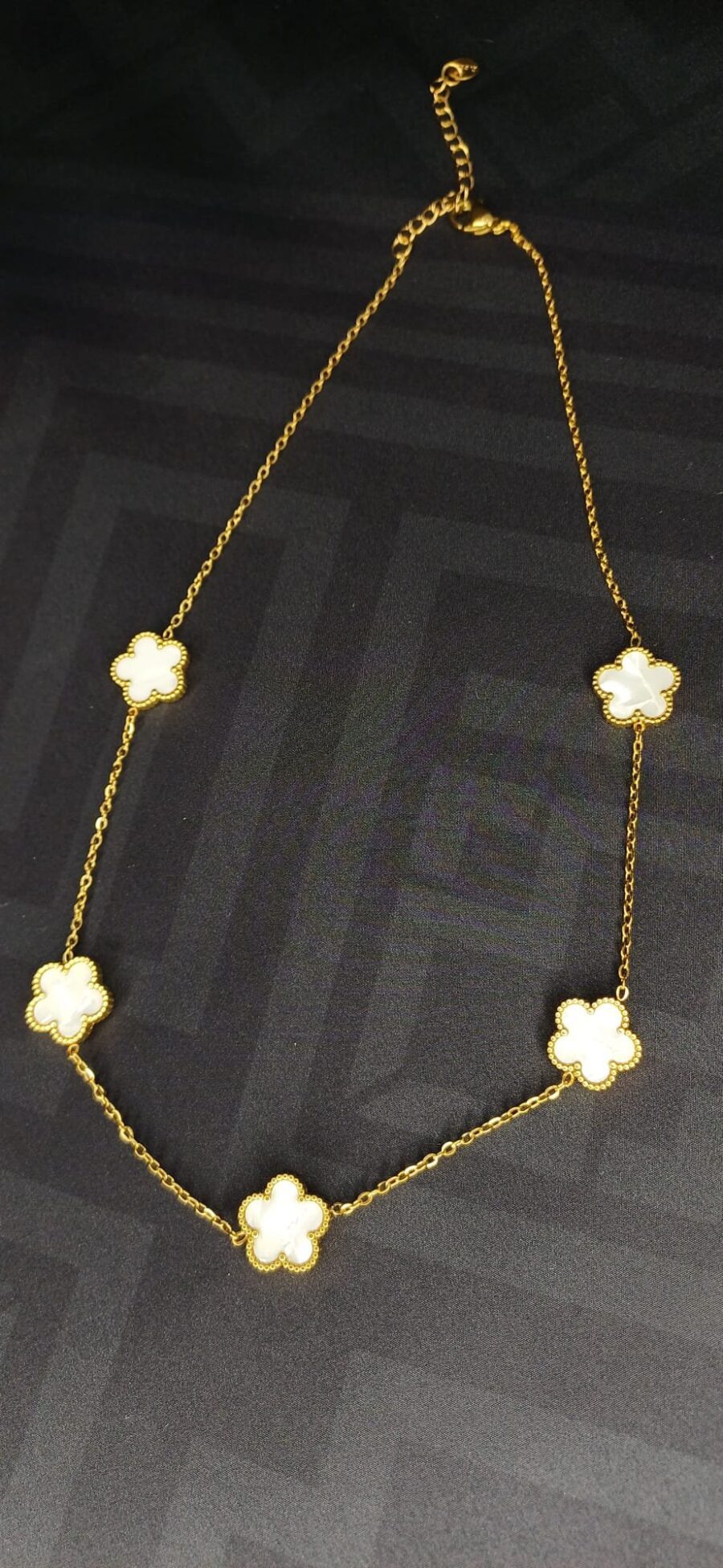 Collana color oro con ciondoli floreali bianco lucido, chiusura regolabile - immagine 3