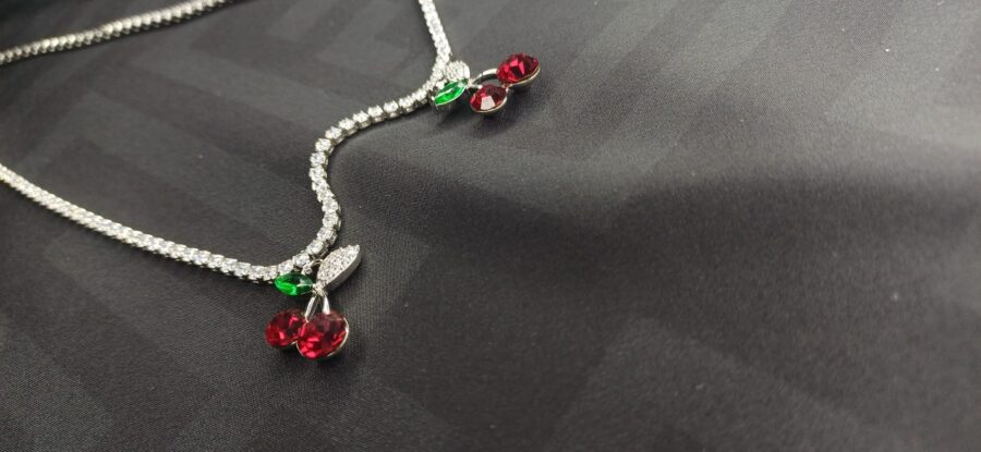 Collana color argento con swarovski e ciondoli a forma di ciliegia. - immagine 2