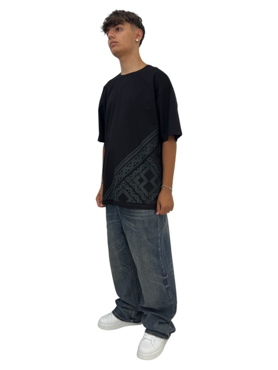 T-shirt nera texture nera (di lato) - immagine 2