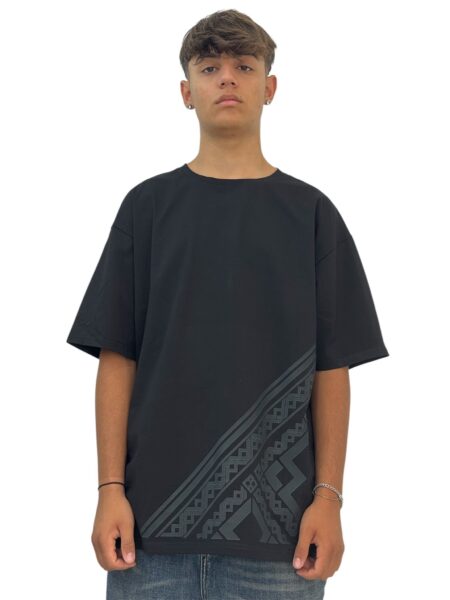 T-shirt nera texture nera (di lato)