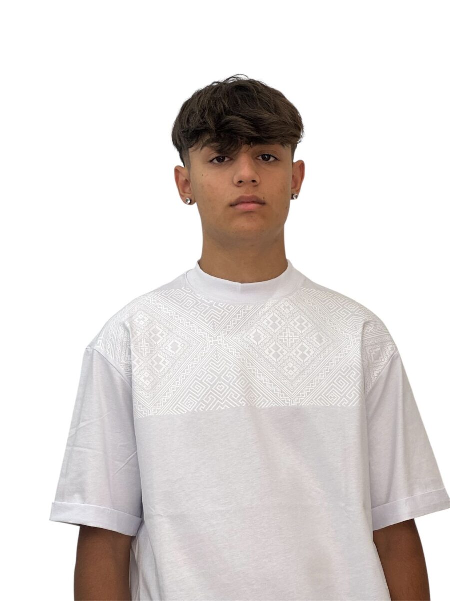 T-shirt bianca texture bianca sul petto - immagine 2