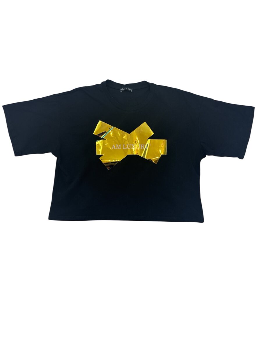 T-shirt nera effetto scotch.